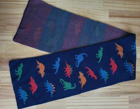 Šál s dinosaurami,