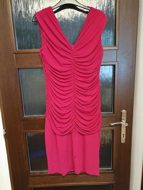 Riasené cyklámenové spoločenské šaty, 44