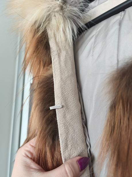 Krasna kozusinova vesta z lisky s kapucnou, s