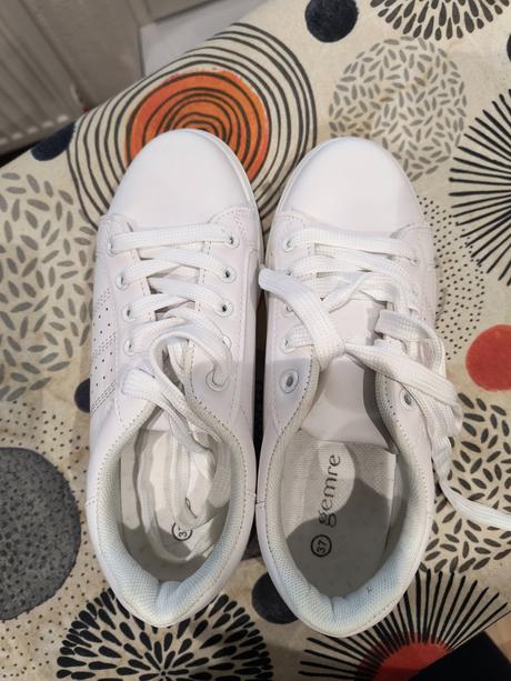 Nové biele tenisky, 37