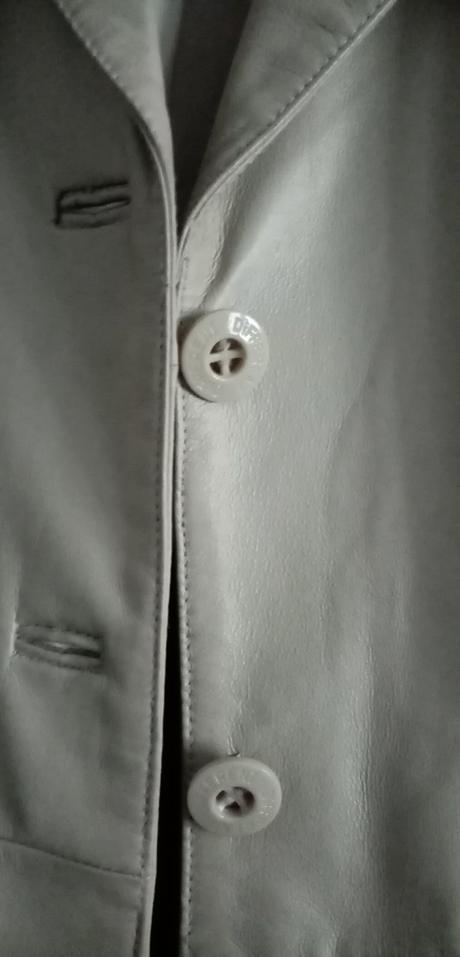 Kožený kabát, 36