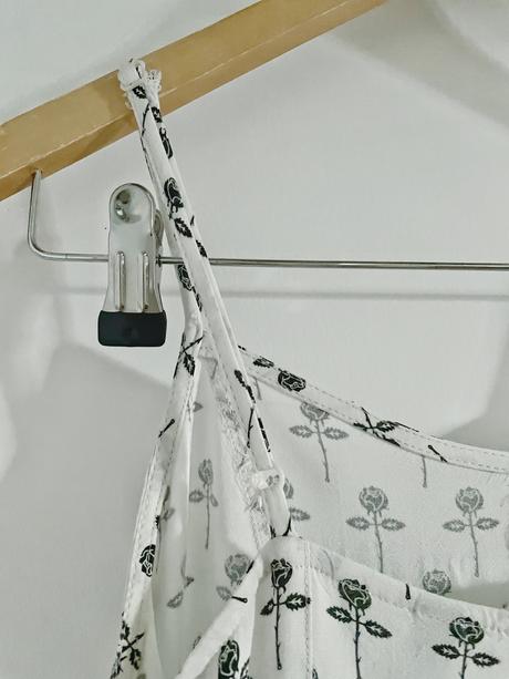 H&m grunge šaty zips čierny vzor ruže xs špagetové, h&m,34