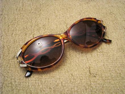 Hnedo-zlaté slnečné okuliare, 