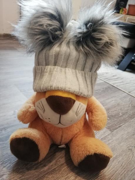 Čiapka s bamluľkami, s