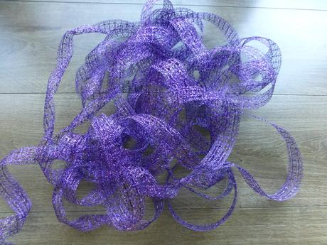 Fialové stuhy na stromček, 