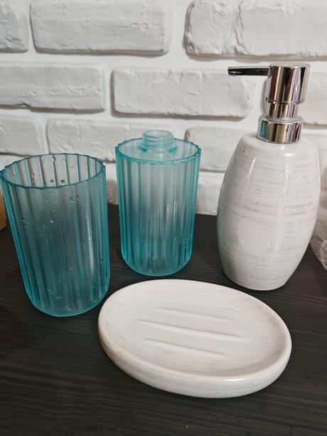 Biela sada do kúpeľne s perleť. nadychom, 