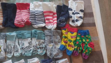 51 párov ponožiek veľ. 15-18, 18