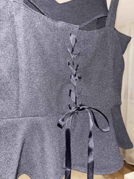 Top s viazačkou vzadu, s