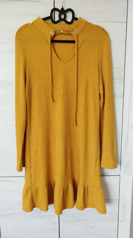 Horčicove šaty s volánom, l