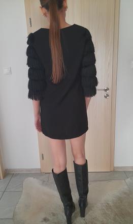 Šaty so strapcami, s