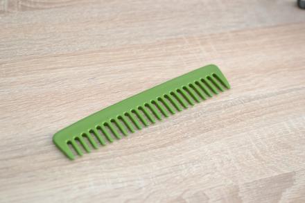 Zelený hrebeň na vlasy so širokými zubami, 