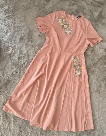 Dámske šaty s kvetinami, 44