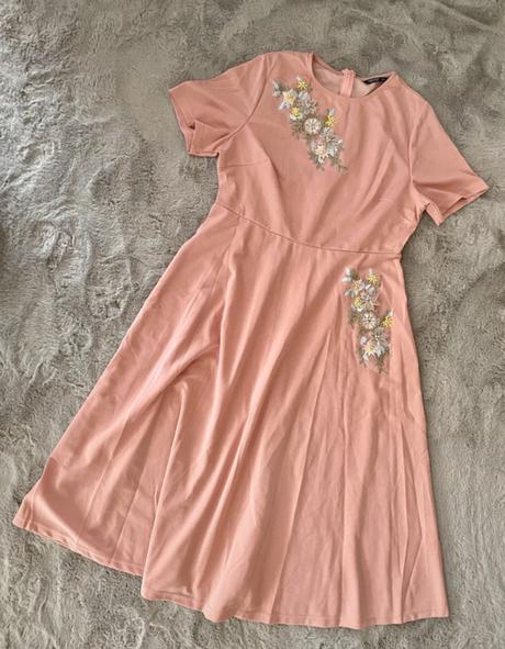 Dámske šaty s kvetinami, 44