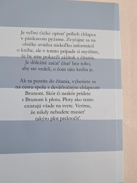 Chlapec v pásikavom pyžame,