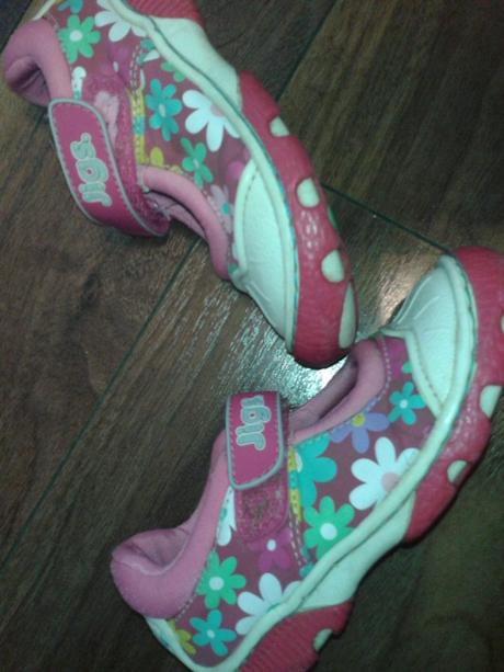 Kvetinkové topánočky, 24