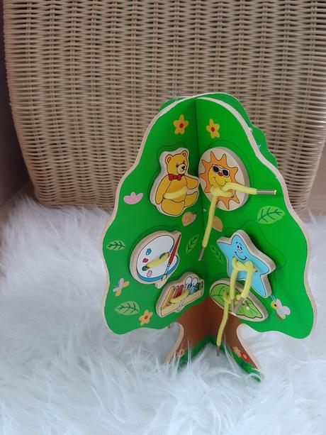 Prevliekaci dreveny strom,