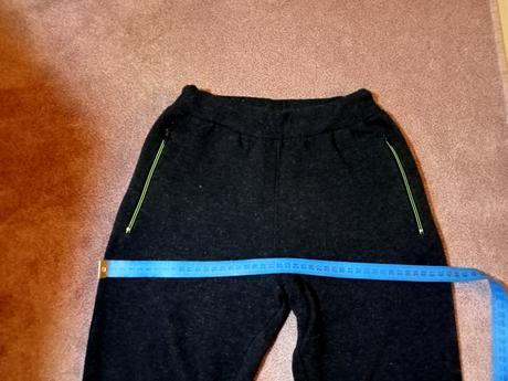 Tepláčiky s vreckami si zelenými zipsami, 140