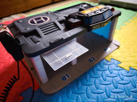 Policajná garáž s vysielačkou a so zvukmi,