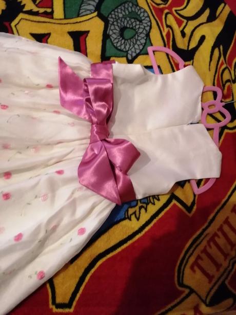 Spoločenské šaty s ružičkami, 116