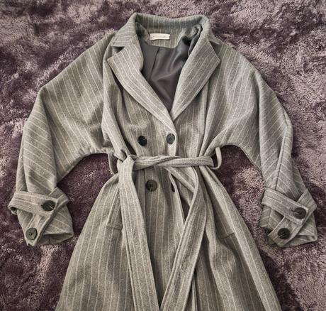 Svetlosivý dlhý pruhovaný kabát seppy, 