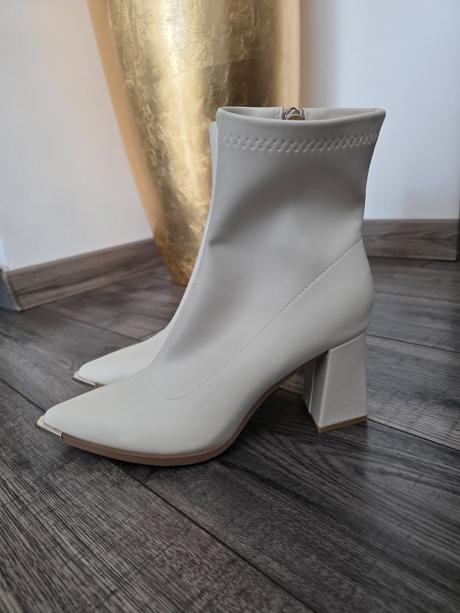 Béžové kotníčky, 41