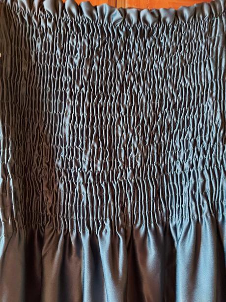 Krásne zelené šaty s kvetmi, s