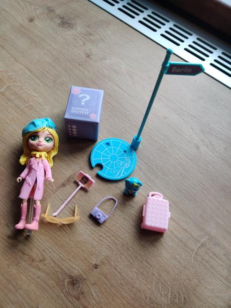 Bábika cestovateľka, 