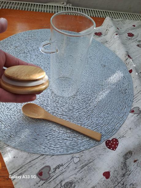 Pohár s lyžičkou a uzáverom, 