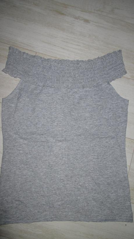 Šedý top s lodičkovým riaseným výstrihom, h&m,m