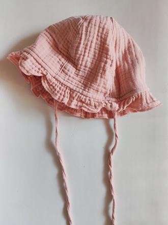 Mušelinový klobúčik, 74