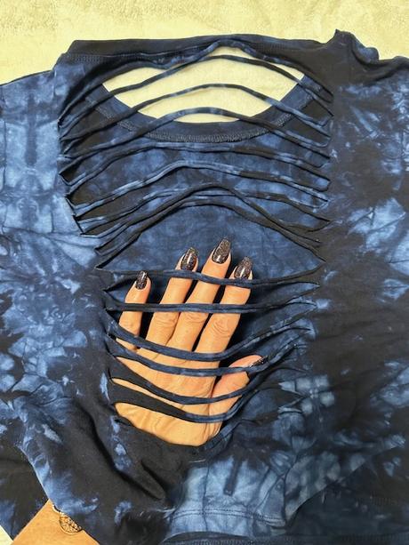 Krátky cropp top s nápisom a otvormi na chrbte, m