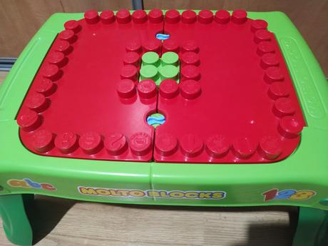 Stôl so stavebnicovými kockami,
