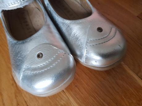 Strieborne sandalky, 22