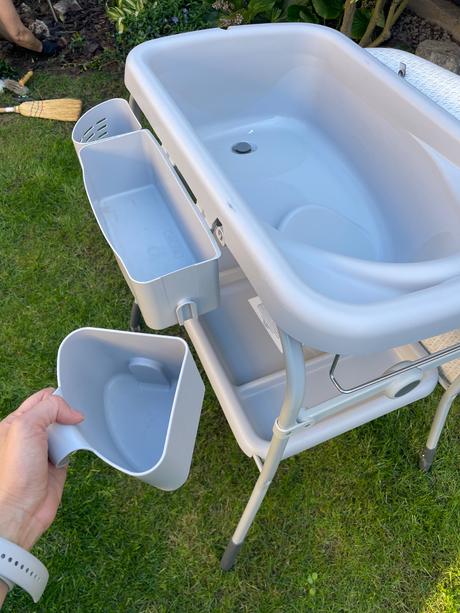 Prebalovaci pult a vaničkou, 