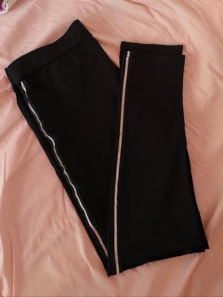 Legíny so strieborným pásom po bokoch, l