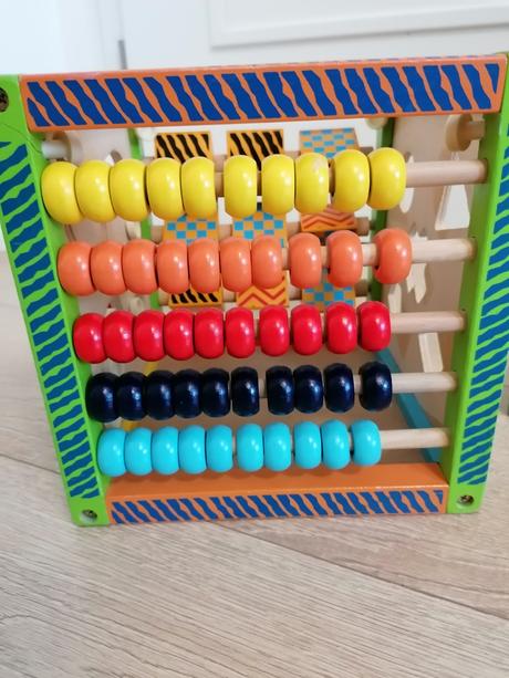 Drevená didaktická kocka s labyrintom a aktivitami, 