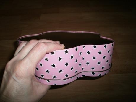 Plechová krabica v tvare kvetu,