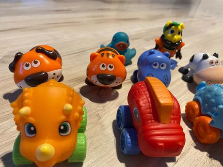 Malé dinosaury autá, zvieratká s krútiacimi hlavam, 