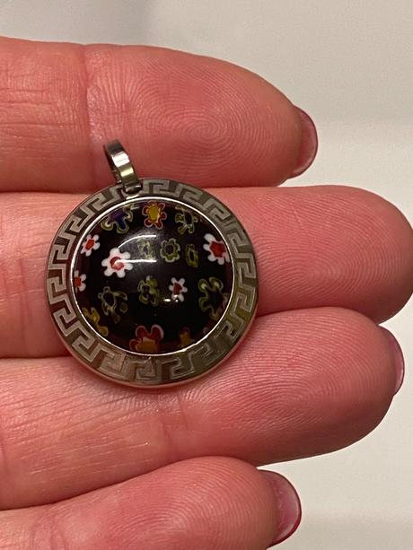 Nádherný prívesok s muranskym sklom,