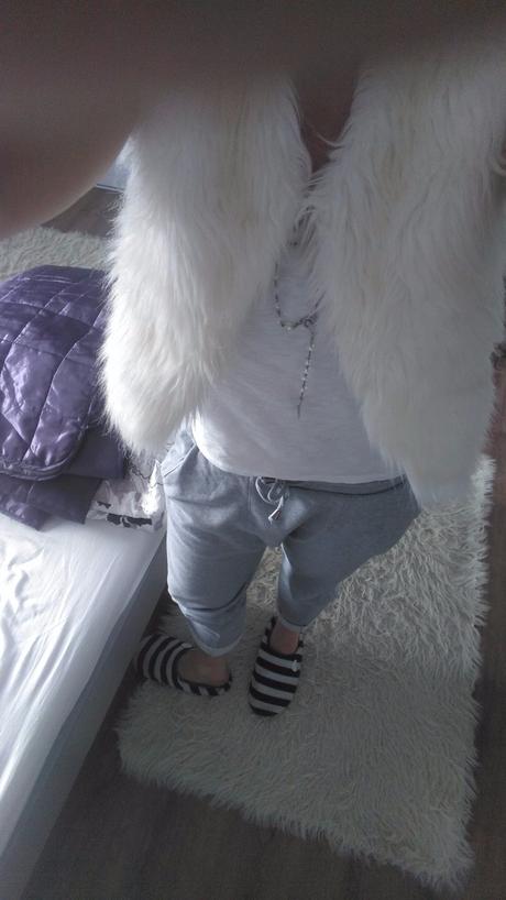 Biela kožušinova vesta,