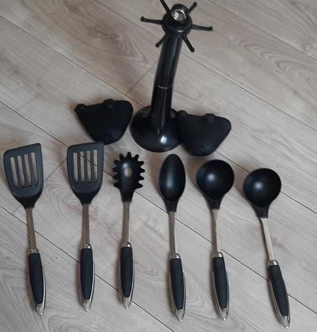 Stojan na pomocky do kuchyne, 