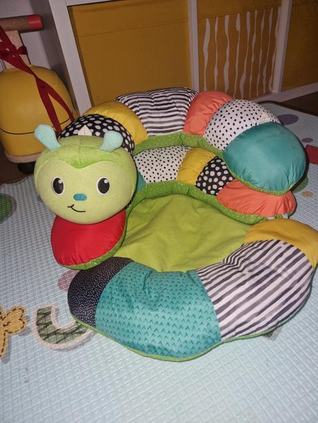 Infantino vankúš húsenica, 