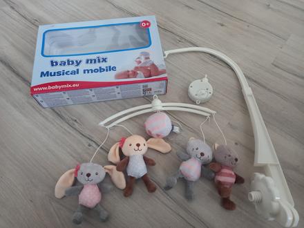 Krásny plyšový kolotoč nad postieľku,