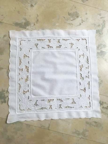 Batistový obrúsok - richelieu, 