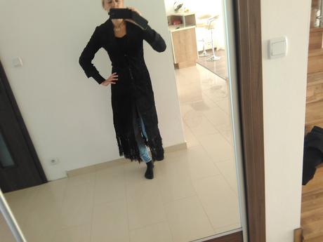 Čierny dlhý kabát so strapcami, s