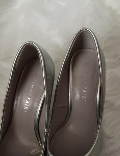 Strieborné lodičky, 35