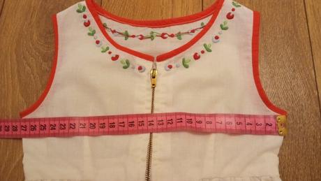 Predám vyšívané dievčenské šaty na 2 roky, 98