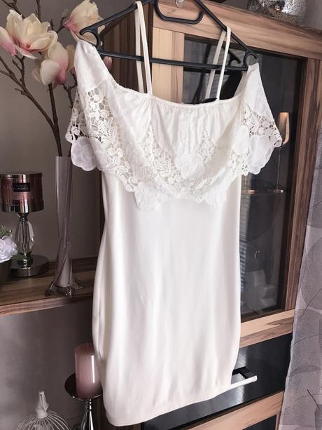 Biele šaty s krajkovým volánom, s