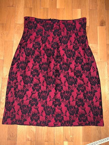 Červená elegantná sukňa s čipkou, m