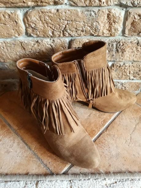 Strapcove kotnicky, 38